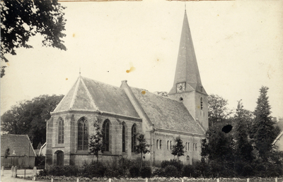 9520 Gezicht op de linkerzijde van de N.H.-kerk te Doorn uit het noordoosten.
